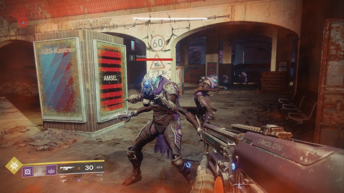 ”Destiny 2 on kokonaisuutena huomattavasti runsaampi ja monipuolisempi peli kuin alkuperäinen. Se on myös pitkälti samaa kuin ennen mutta paremmin ja suoraviivaisemmin toteutettuna.“