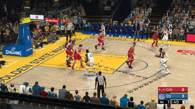 Pelikuvioita löytyy satoja ja taas satoja. Onneksi pelaajien juoksuradat saa näkyviin, sillä muuten heidän kuvioistaan ja juoksulinjoistaan olisi todella vaikea saada selvää.