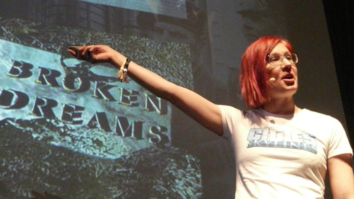 Colossal Orderin Mariina Hallikainen kertoi pelinteon aikana murskautuneista unelmista ja siitä toipumisesta.