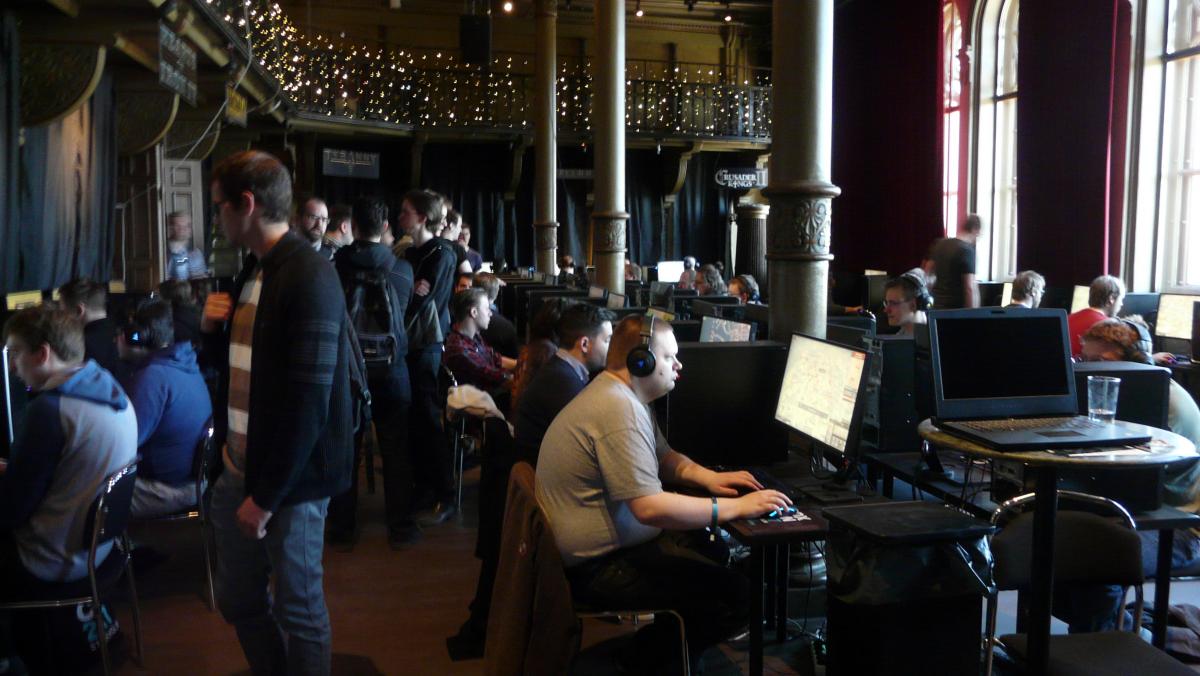 Tarjolla oli niin asiaa kuin pelejäkin: monet Paradoxin tulevista peleistä ja lisäreistä olivat vapaasti pelattavissa, kunhan vain malttoi rajata pelisessionsa kahteen tuntiin.