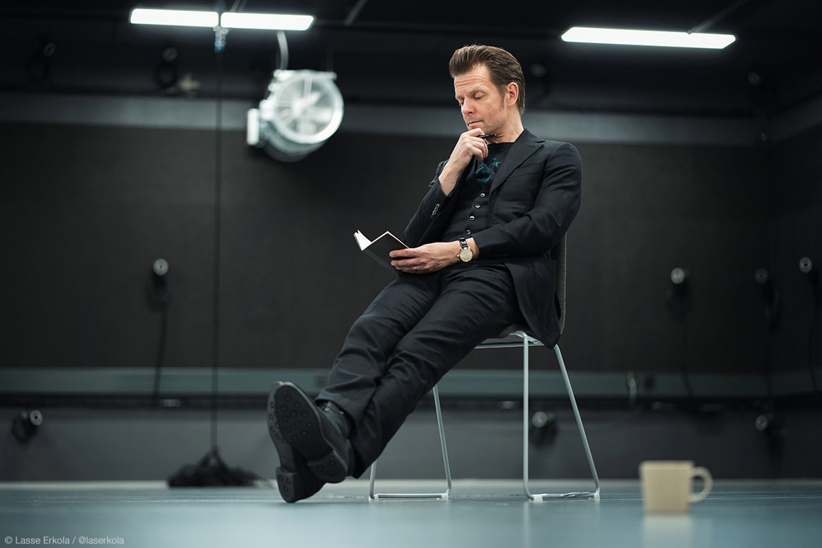 Sami Järvi Remedynliikekaappausstudiolla. Kuva: Lasse Erkola