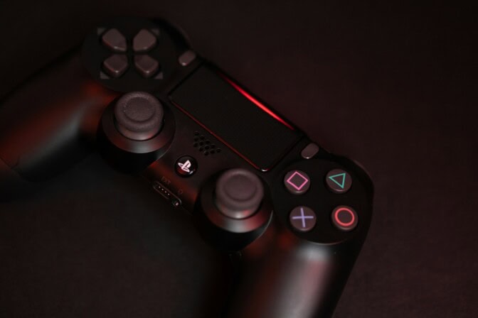 Digitaalisiin julkaisuihin siirtyvä Sony hehkutti fyysisiä pelejä vielä viime konsolisukupolven alussa